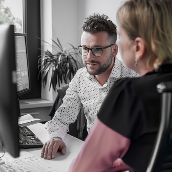 Zwei Kollegen besprechen sich am Computer